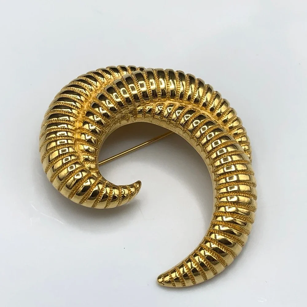 Monet Vintage Triple Curl‎ Brooch Textured Gold Tone Swirl Swoosh Curved MCM Pin